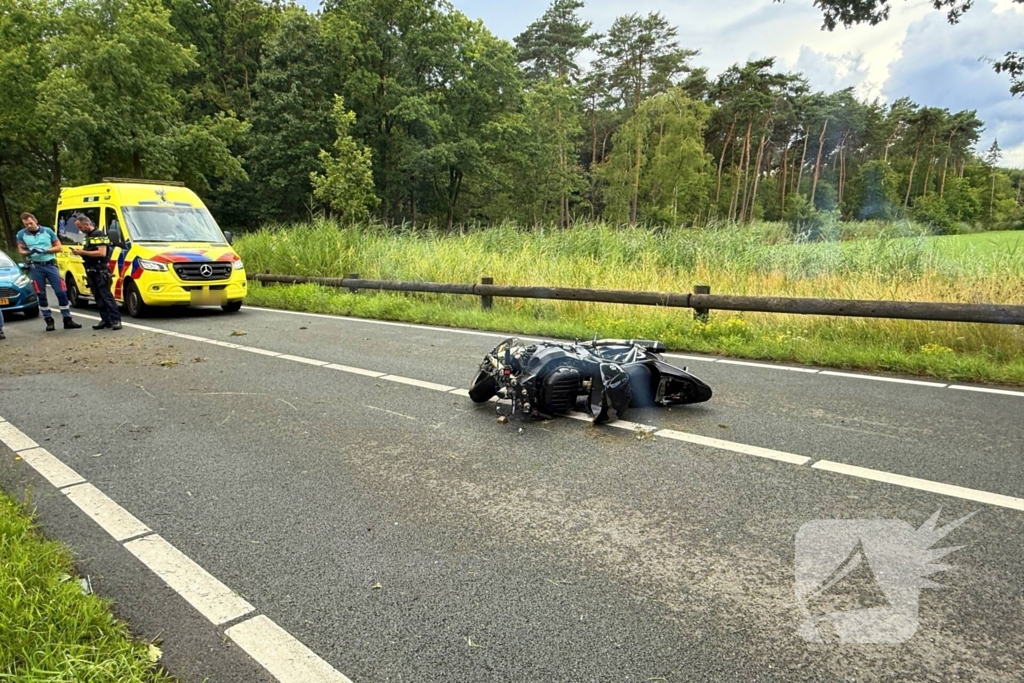 Motorrijder verliest controle in bocht