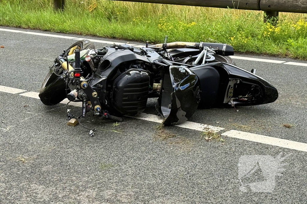 Motorrijder verliest controle in bocht