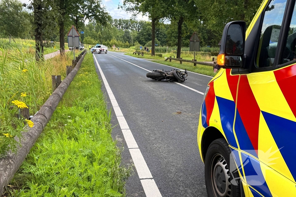 Motorrijder verliest controle in bocht