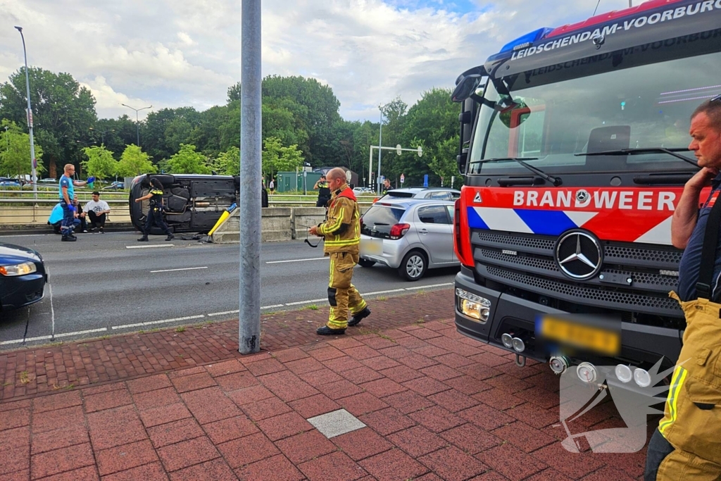 Auto kantelt bij kruising