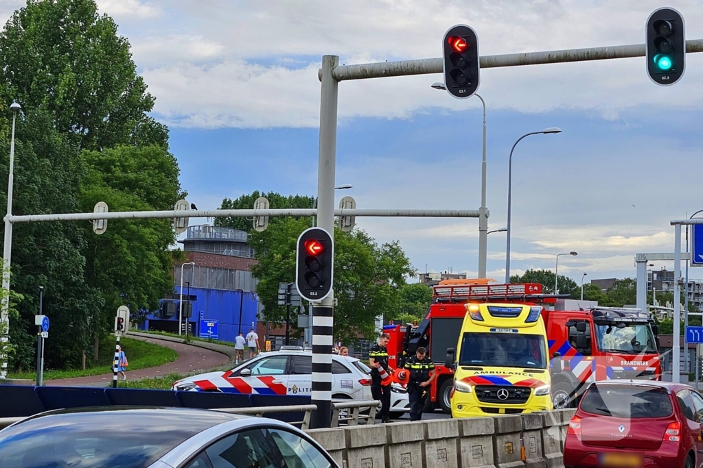 Auto kantelt bij kruising