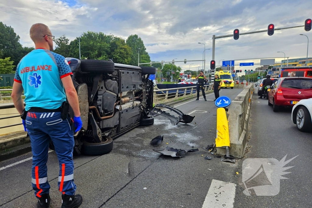 Auto kantelt bij kruising