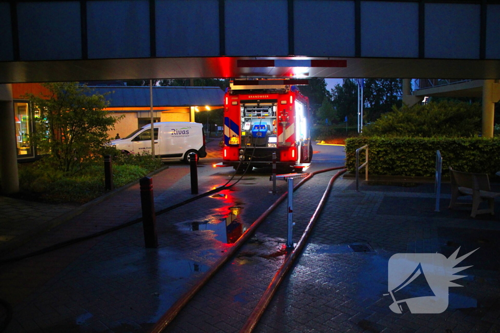 Parkeerplaats onder water na wolkbreuk