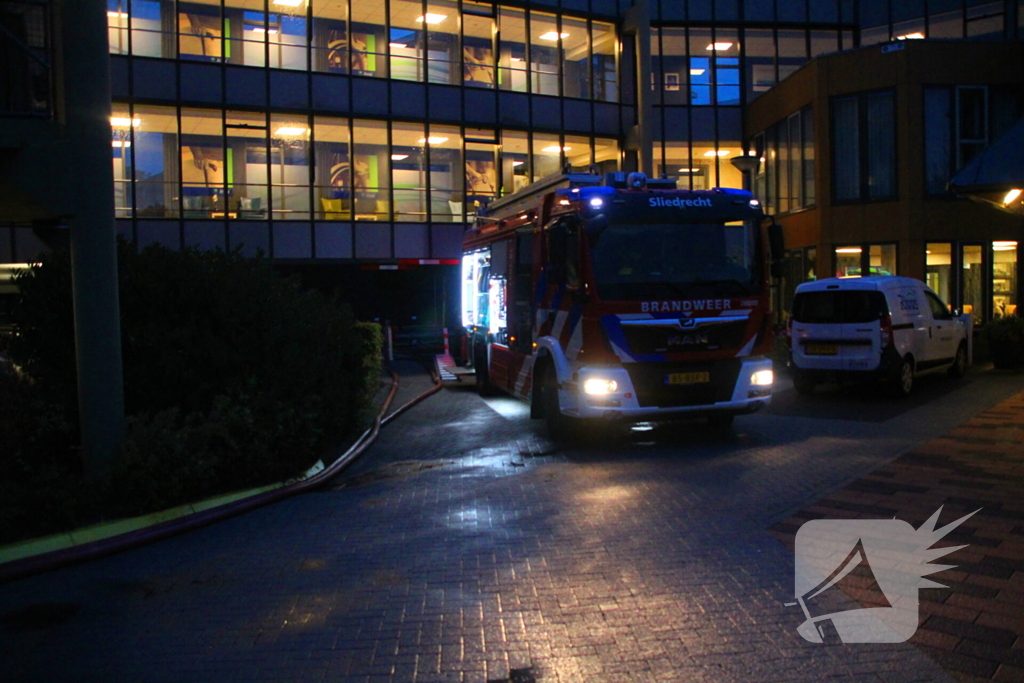 Parkeerplaats onder water na wolkbreuk