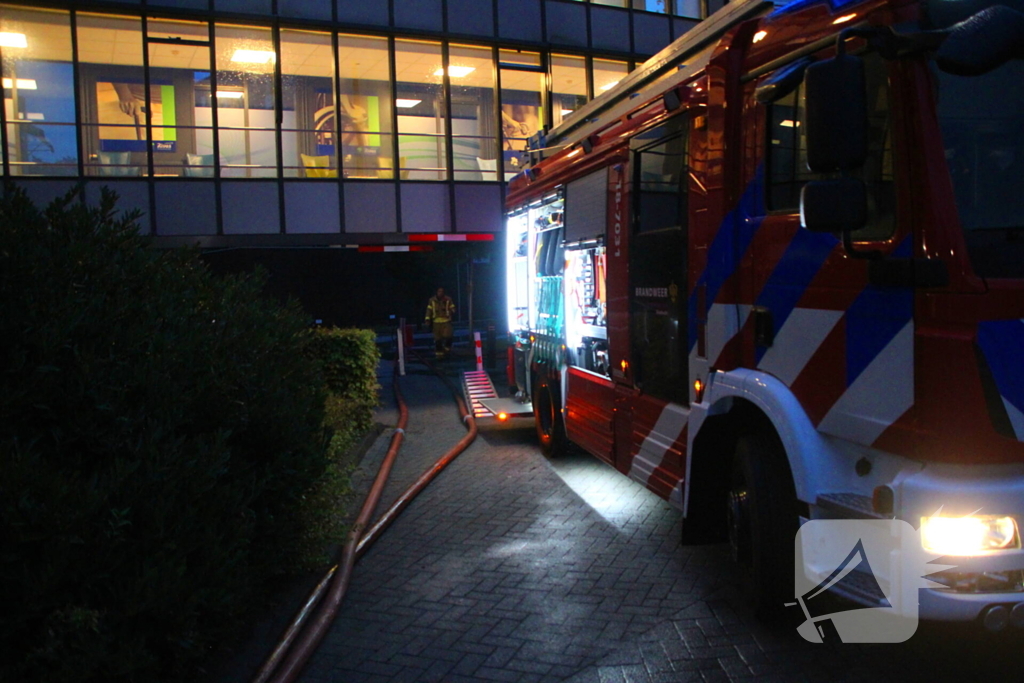 Parkeerplaats onder water na wolkbreuk