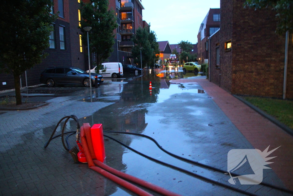 Parkeerplaats onder water na wolkbreuk