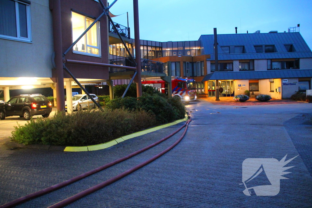 Parkeerplaats onder water na wolkbreuk