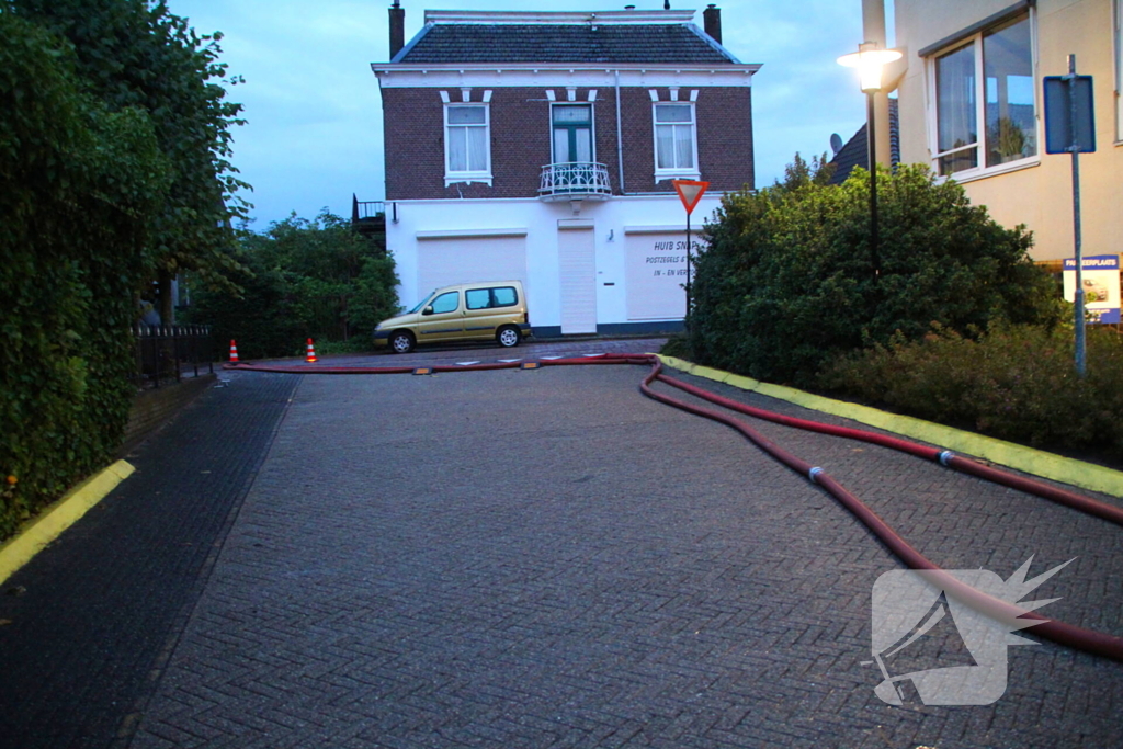 Parkeerplaats onder water na wolkbreuk