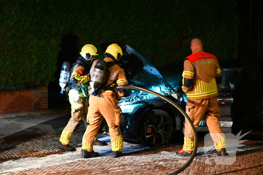 Zoektocht naar mogelijke betrokkene autobrand