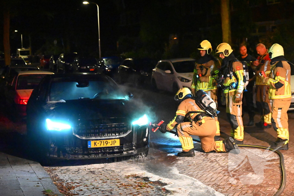 Zoektocht naar mogelijke betrokkene autobrand