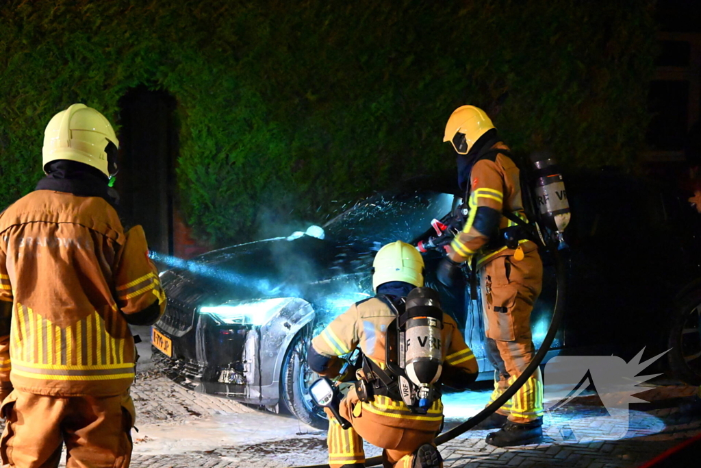 Zoektocht naar mogelijke betrokkene autobrand