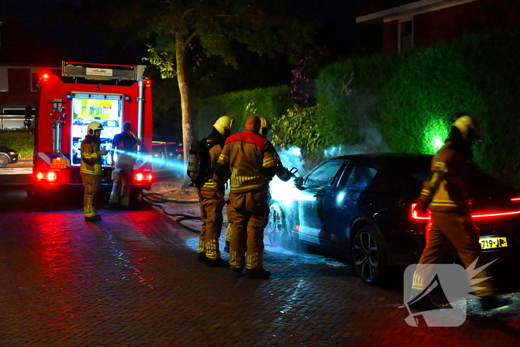 Zoektocht naar mogelijke betrokkene autobrand