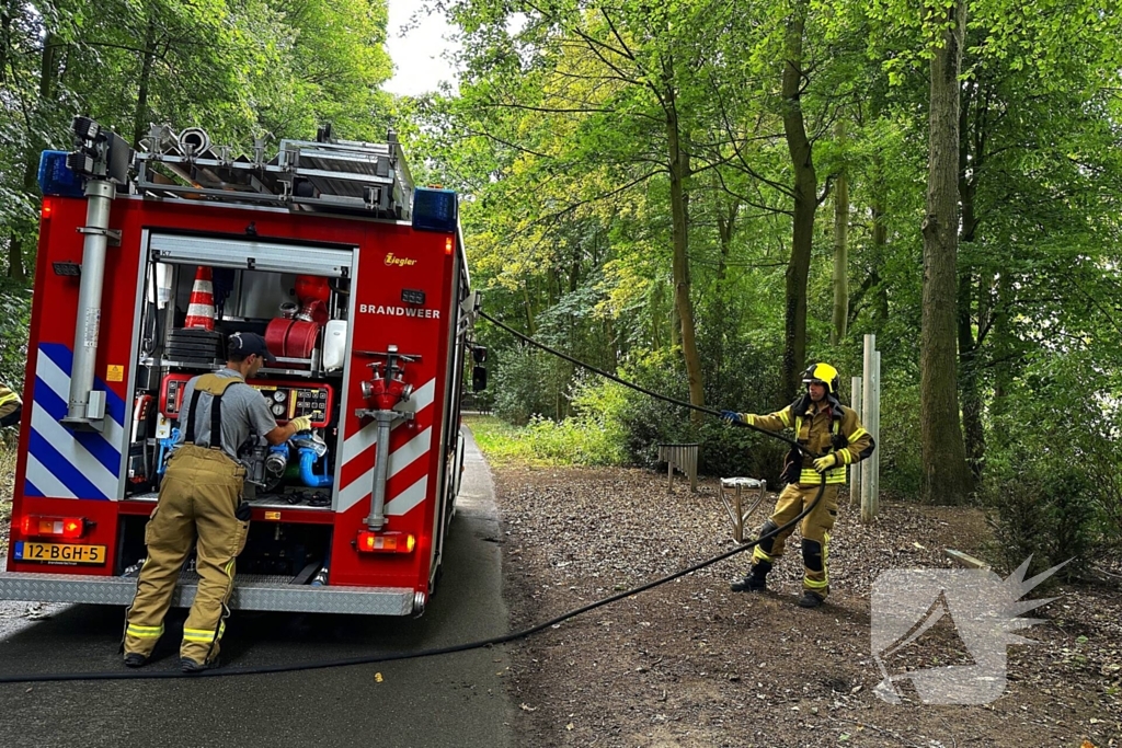 Brand in hut door onbekende oorzaak