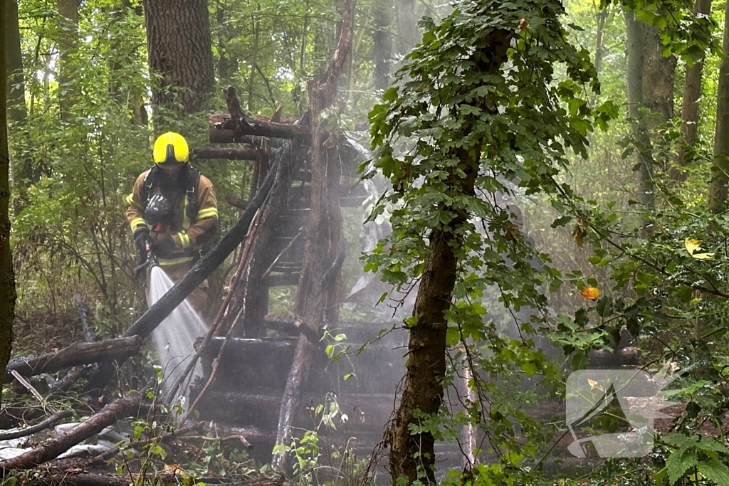 Brand in hut door onbekende oorzaak