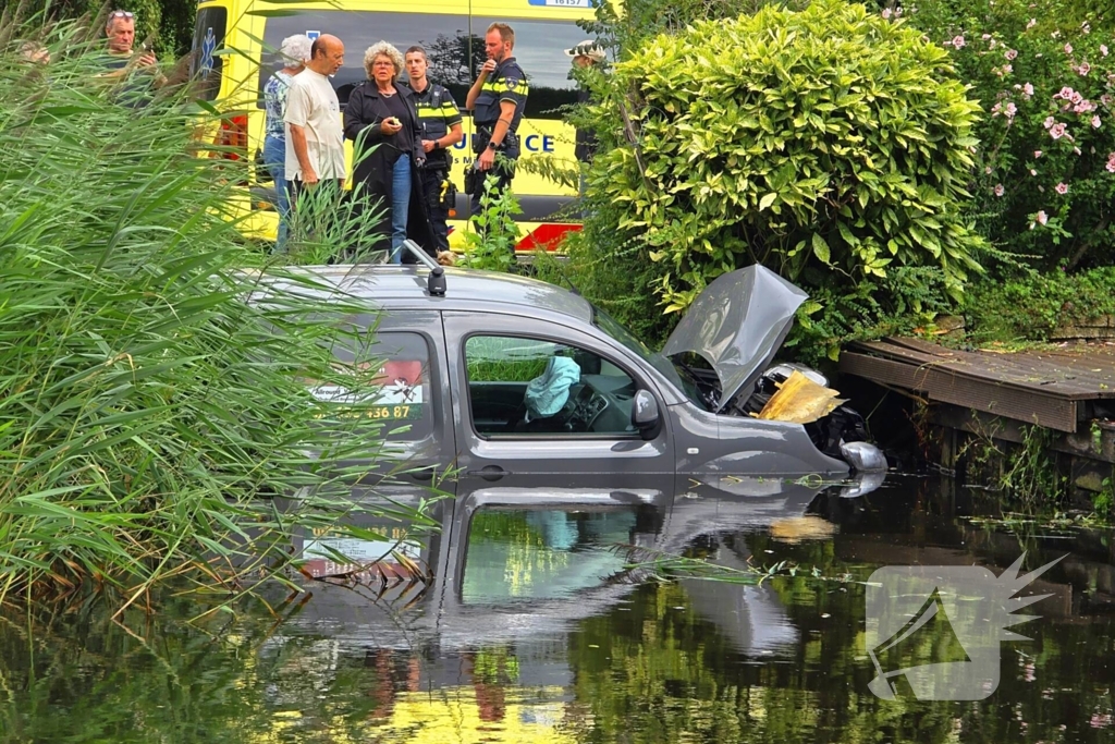 Bestelbus raakt te water