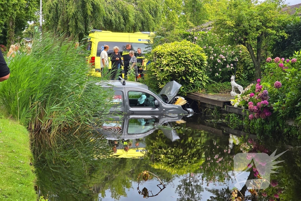Bestelbus raakt te water