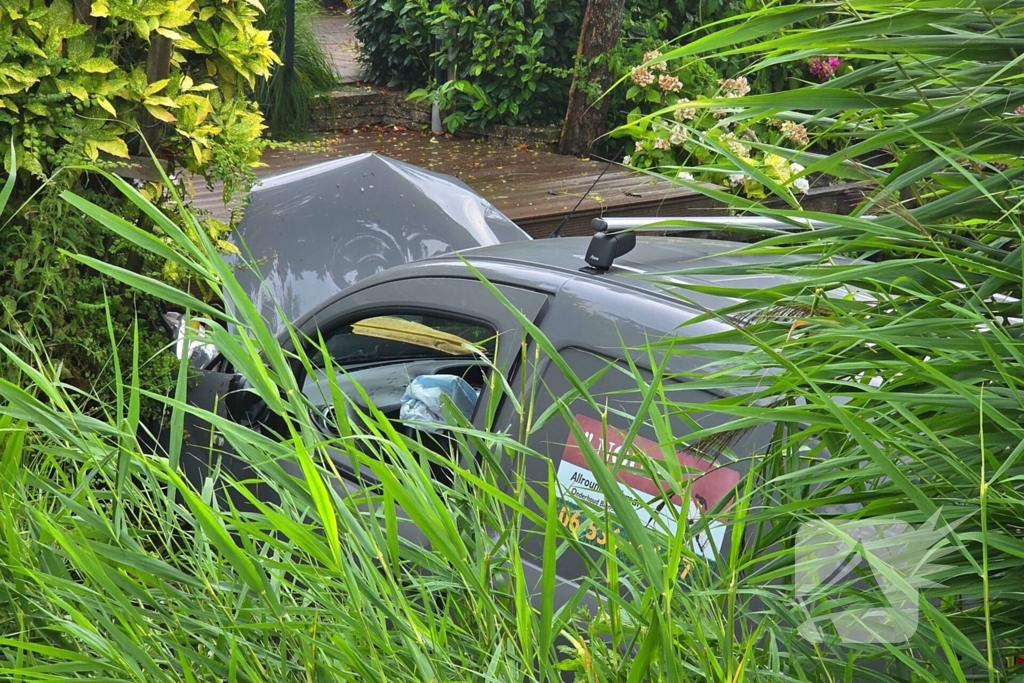 Bestelbus raakt te water