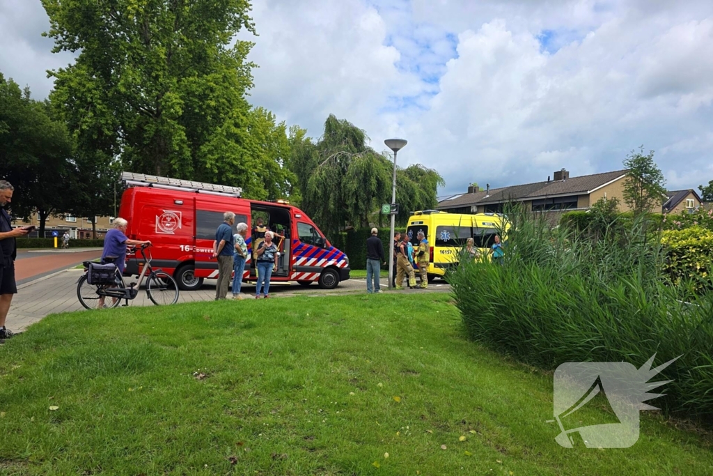 Bestelbus raakt te water