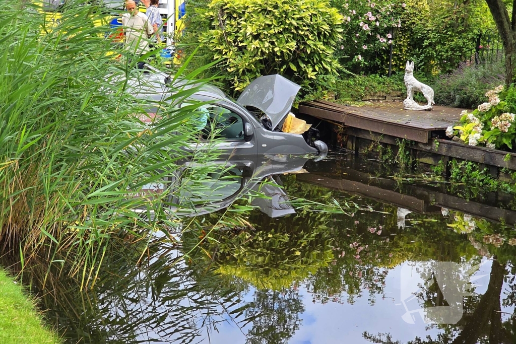 Bestelbus raakt te water