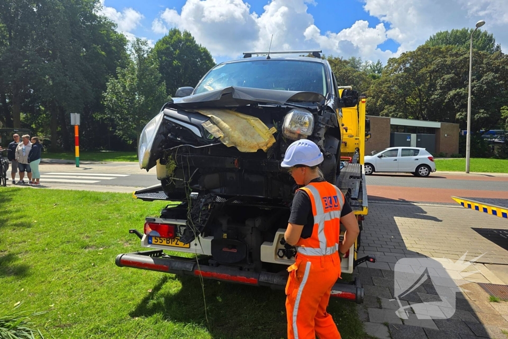 Bestelbus raakt te water