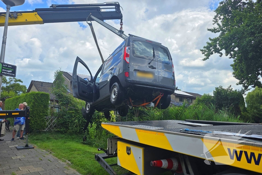 Bestelbus raakt te water