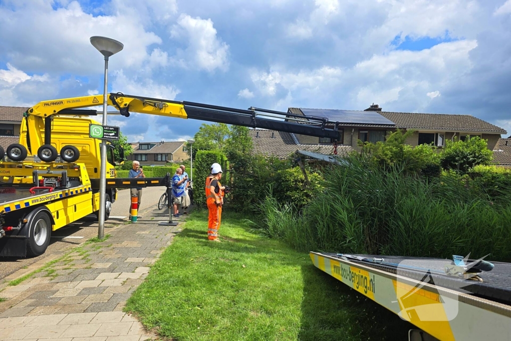 Bestelbus raakt te water