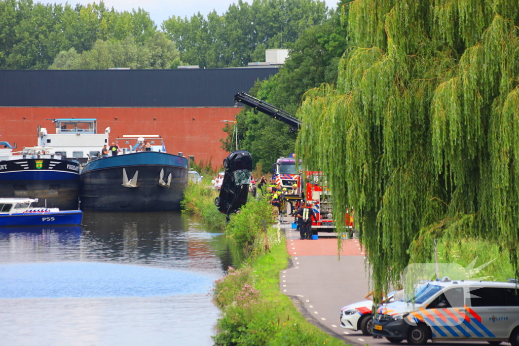 Auto te water in grote zoekactie