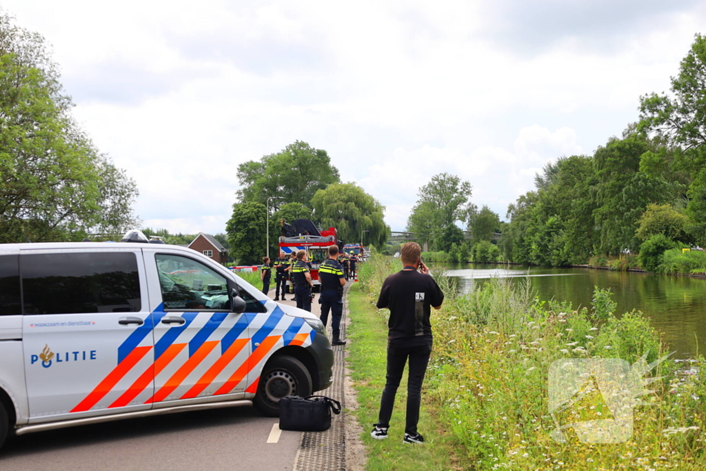 Auto te water in grote zoekactie