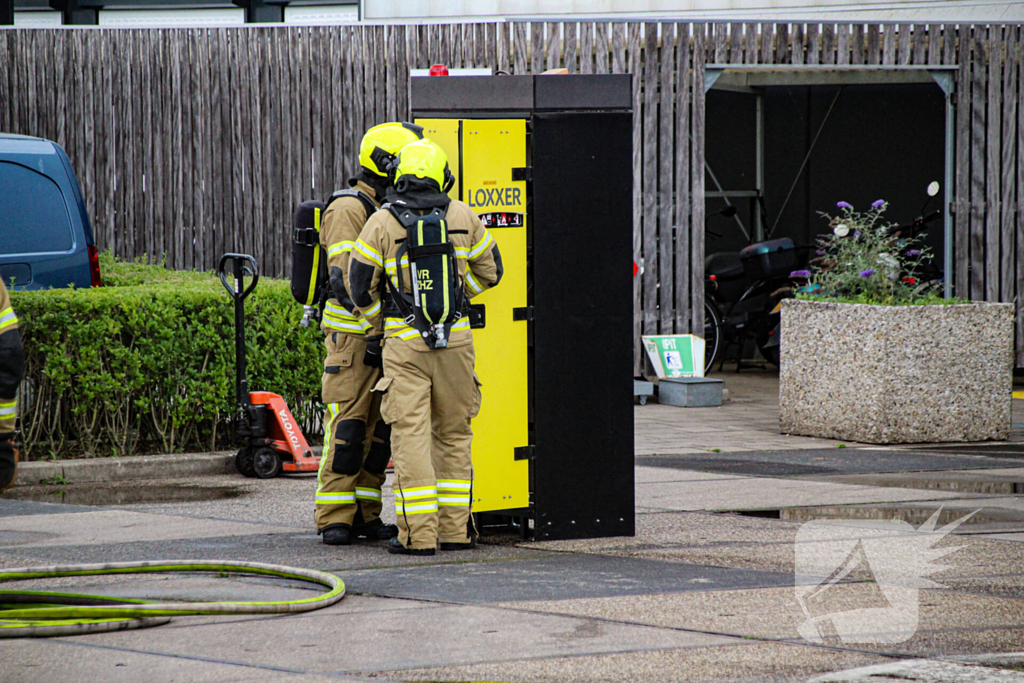 Brandweer blust brand in werkkast