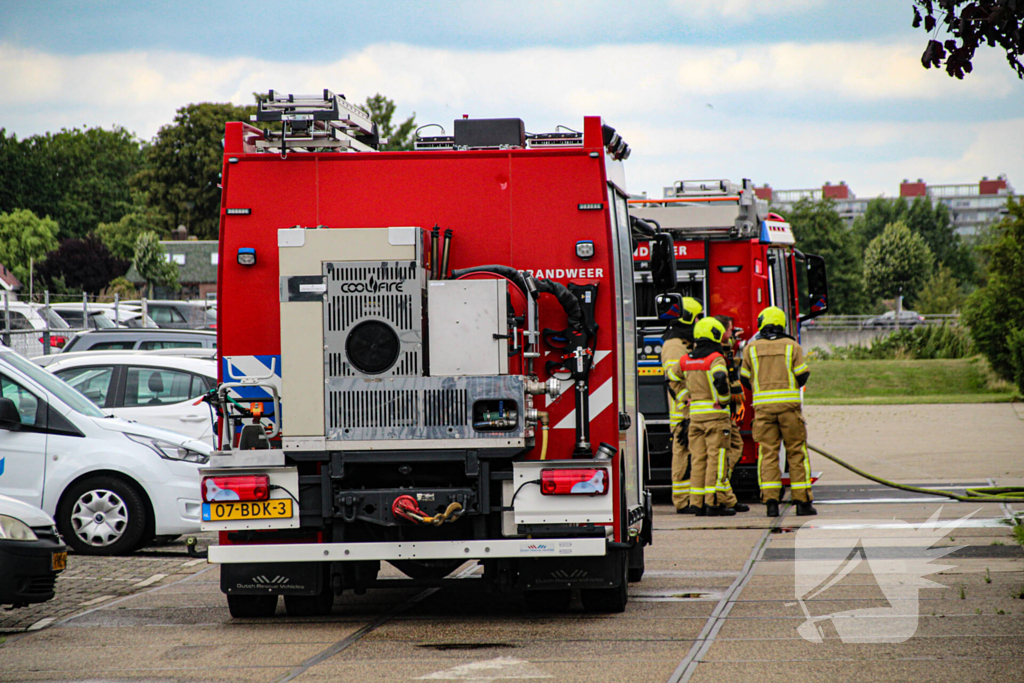 Brandweer blust brand in werkkast