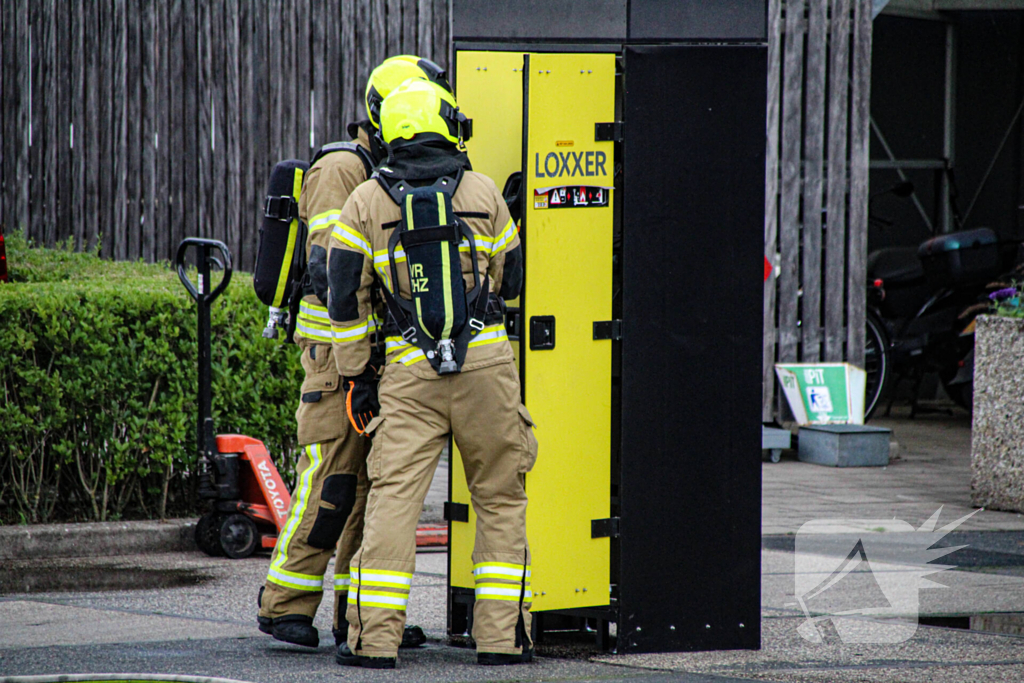 Brandweer blust brand in werkkast