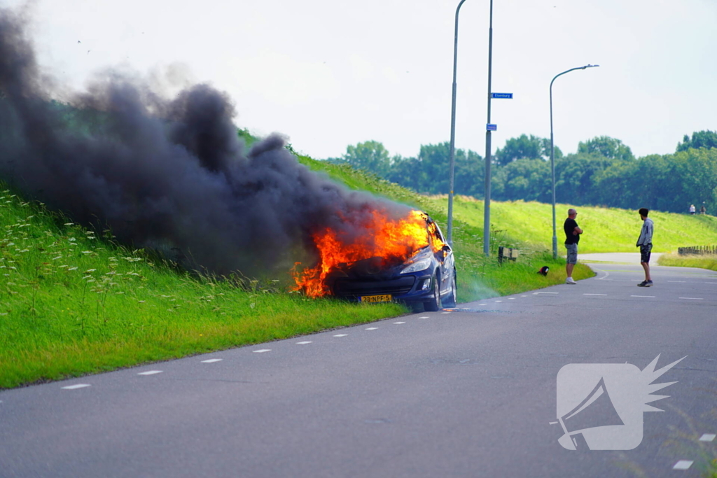 Inzittende ontsnapt aan vuurzee