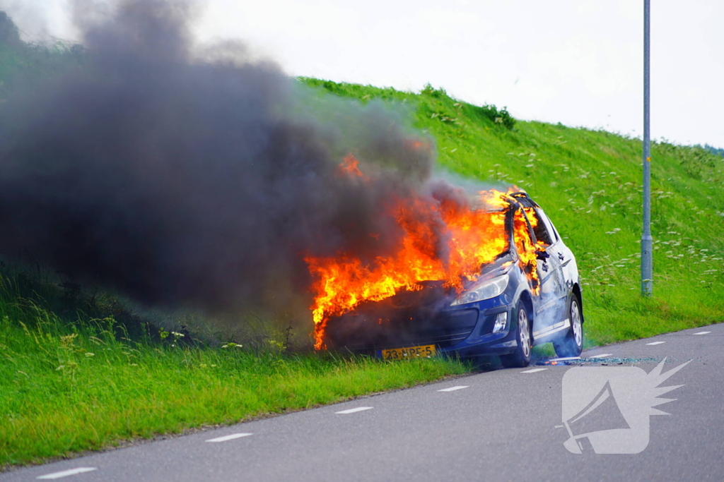 Inzittende ontsnapt aan vuurzee