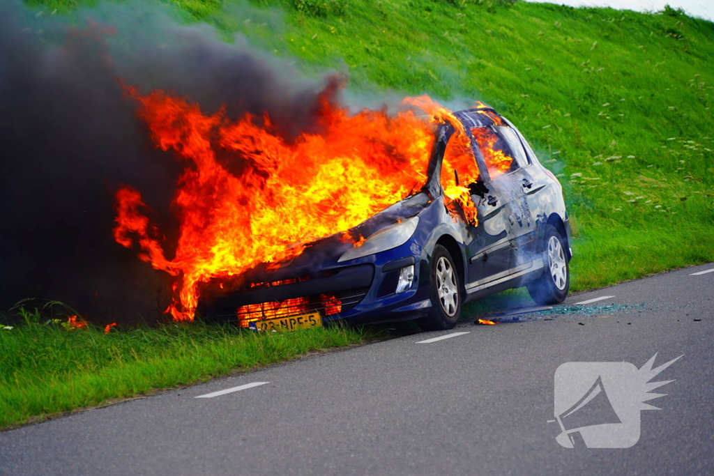 Inzittende ontsnapt aan vuurzee