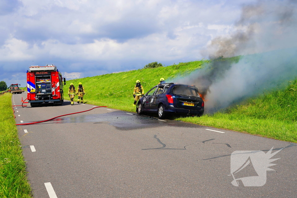 Inzittende ontsnapt aan vuurzee