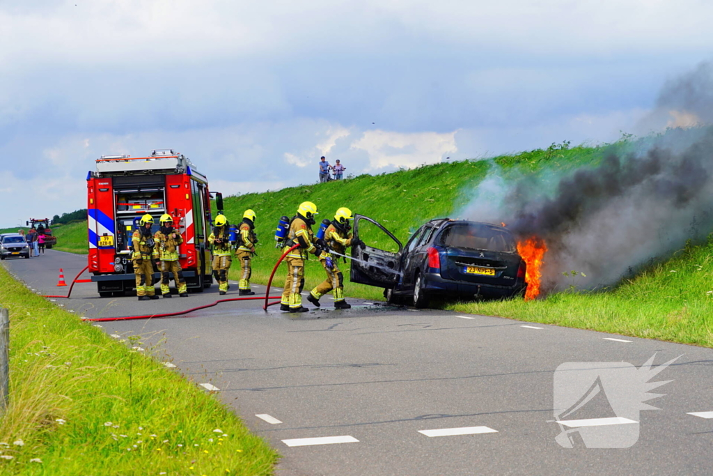 Inzittende ontsnapt aan vuurzee