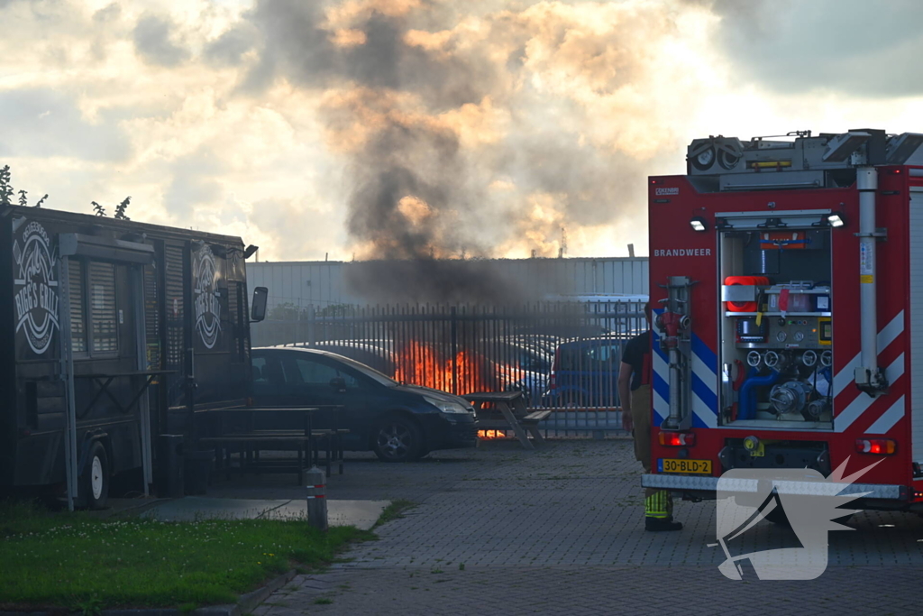 Auto zwaar beschadigd door brand