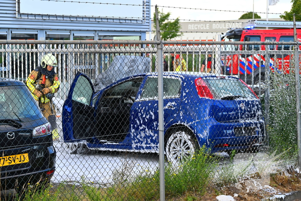 Auto zwaar beschadigd door brand