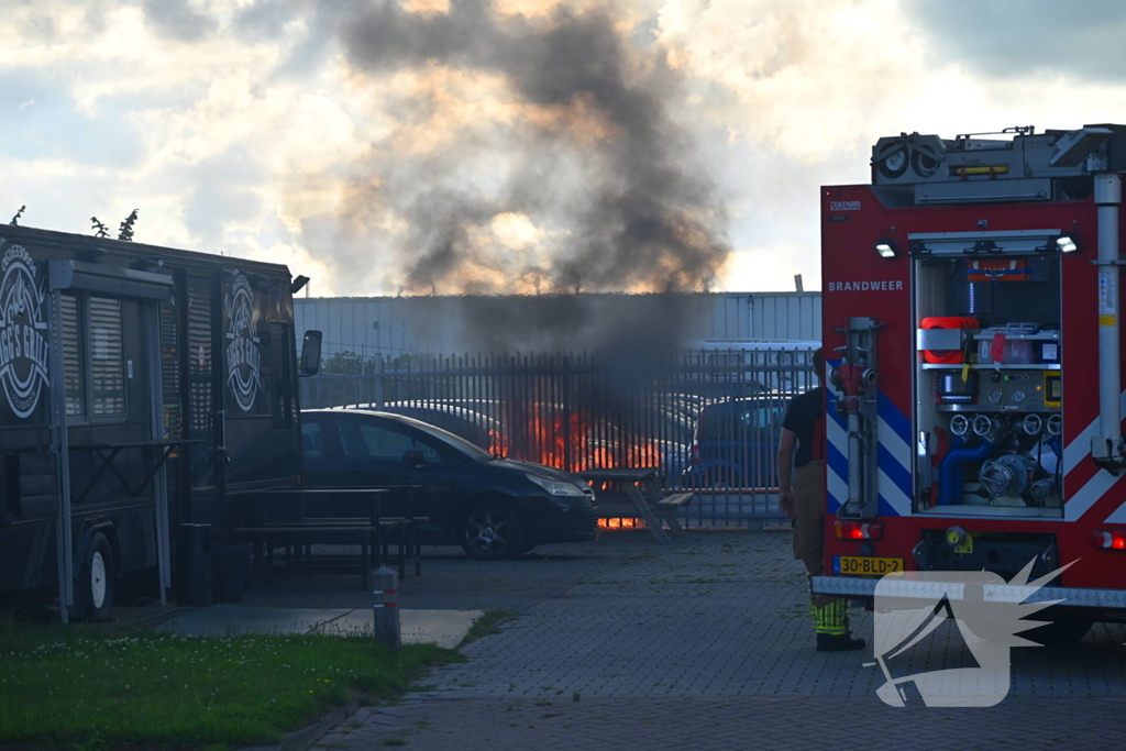 Auto zwaar beschadigd door brand