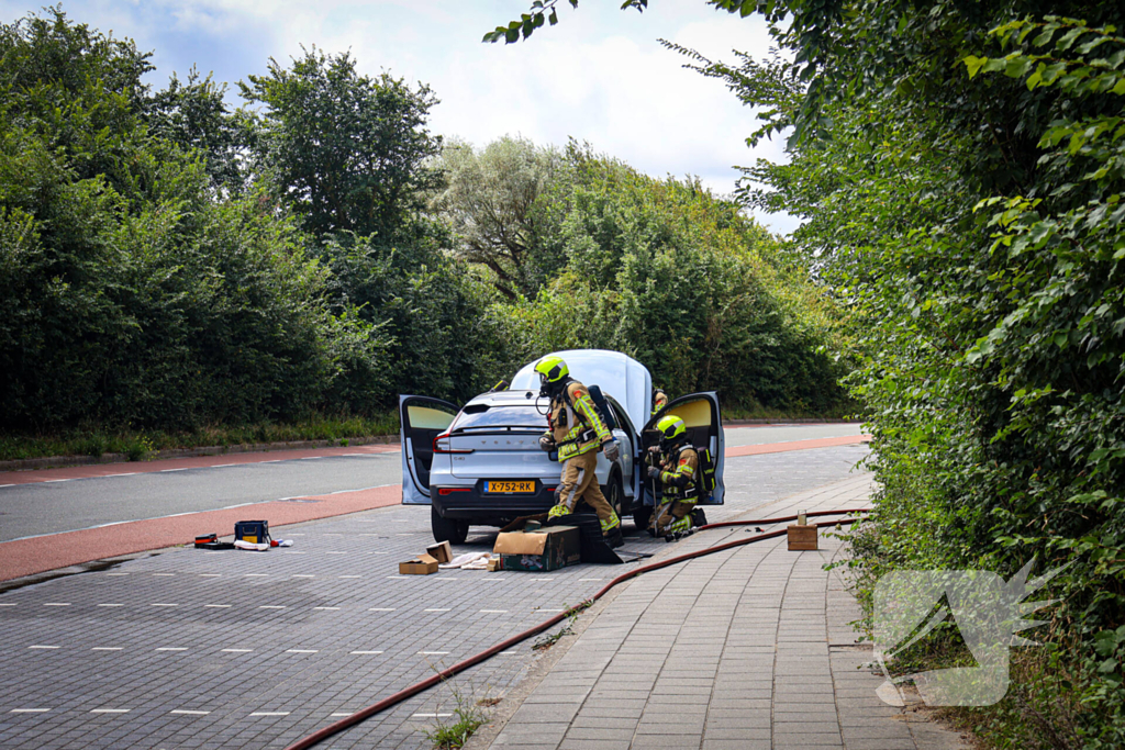Auto in brand na rookontwikkeling tijdens rit