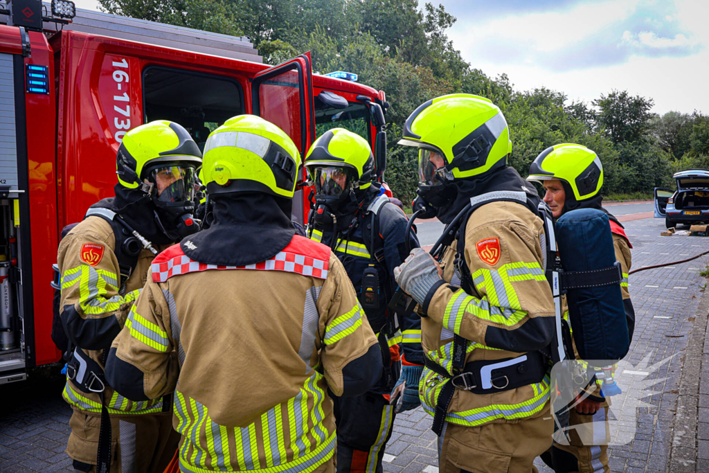 Auto in brand na rookontwikkeling tijdens rit