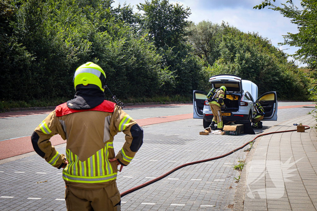 Auto in brand na rookontwikkeling tijdens rit