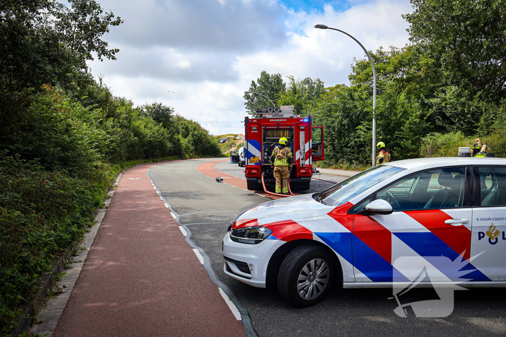 Auto in brand na rookontwikkeling tijdens rit