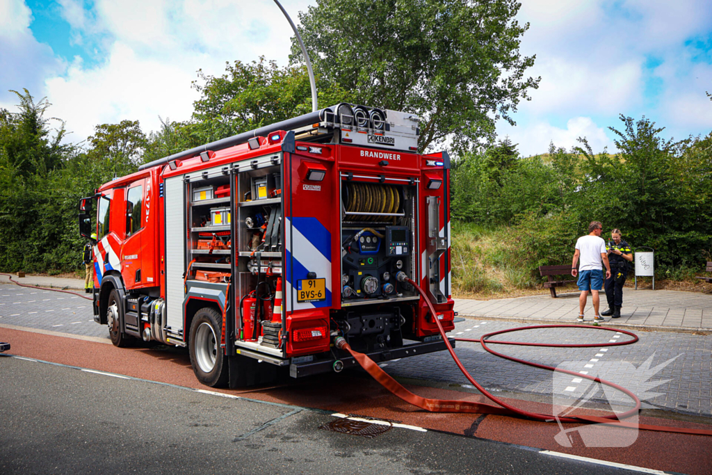 Auto in brand na rookontwikkeling tijdens rit
