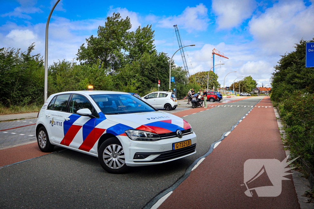 Auto in brand na rookontwikkeling tijdens rit