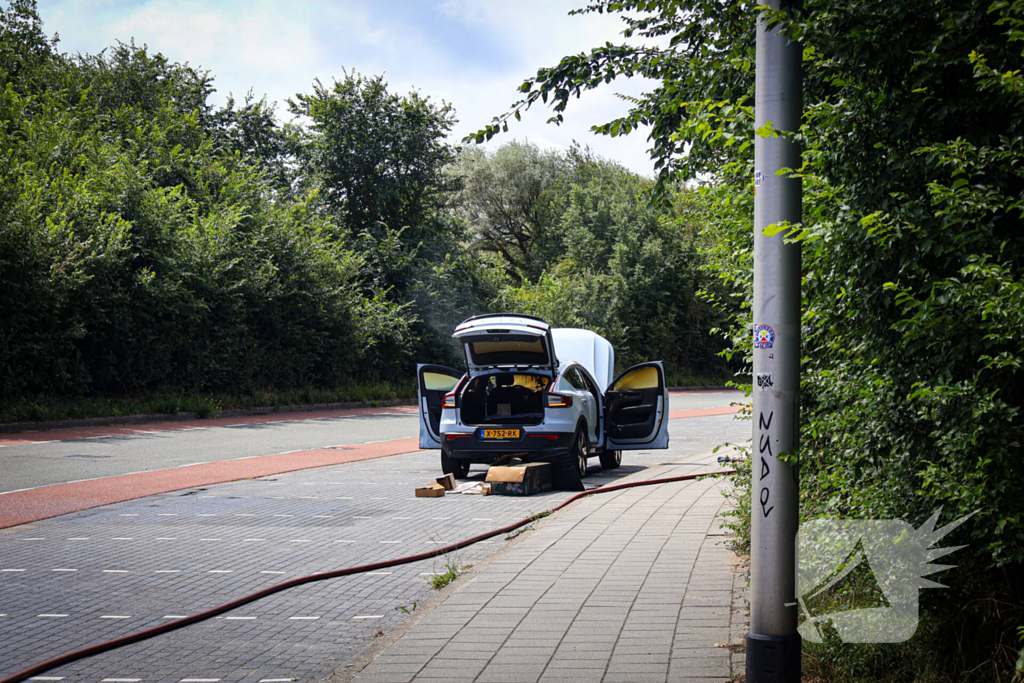 Auto in brand na rookontwikkeling tijdens rit
