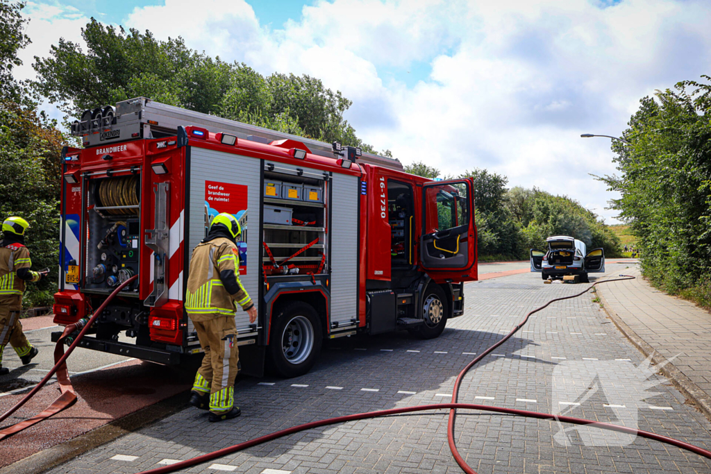 Auto in brand na rookontwikkeling tijdens rit