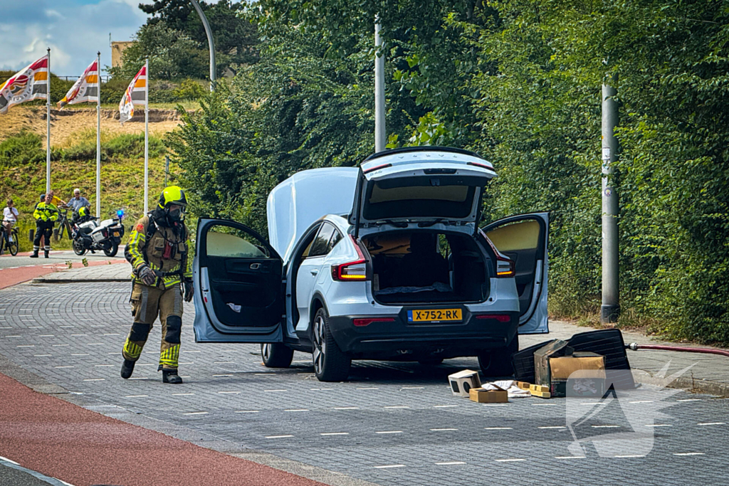 Auto in brand na rookontwikkeling tijdens rit