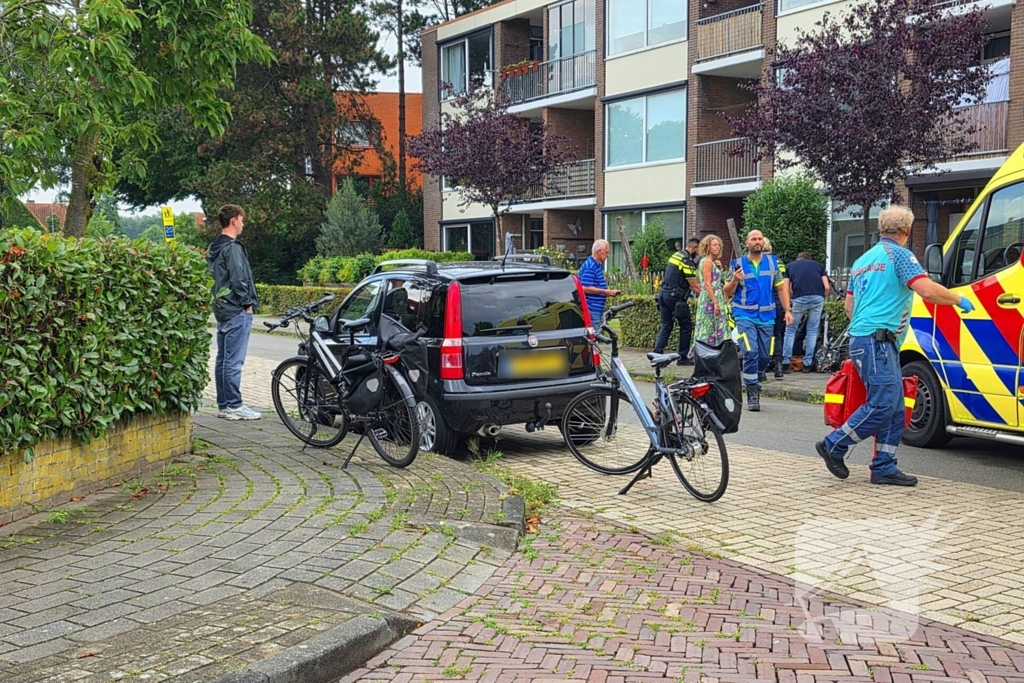 Fietsers botsen op elkaar, één naar ziekenhuis