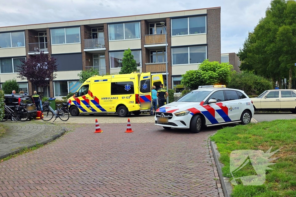 Fietsers botsen op elkaar, één naar ziekenhuis